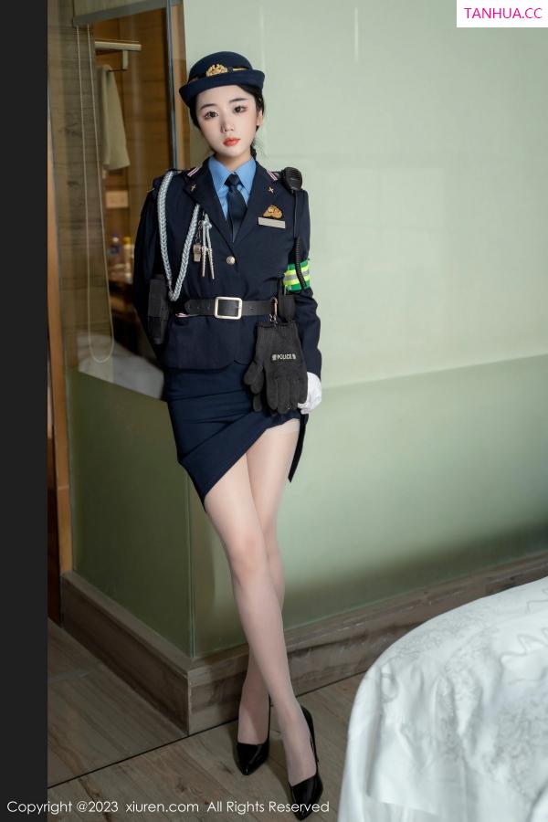   [XiuRen]高清写真图 2023.03.30 No.6497 汐汐爱吃草莓 制服美臀第26张图片